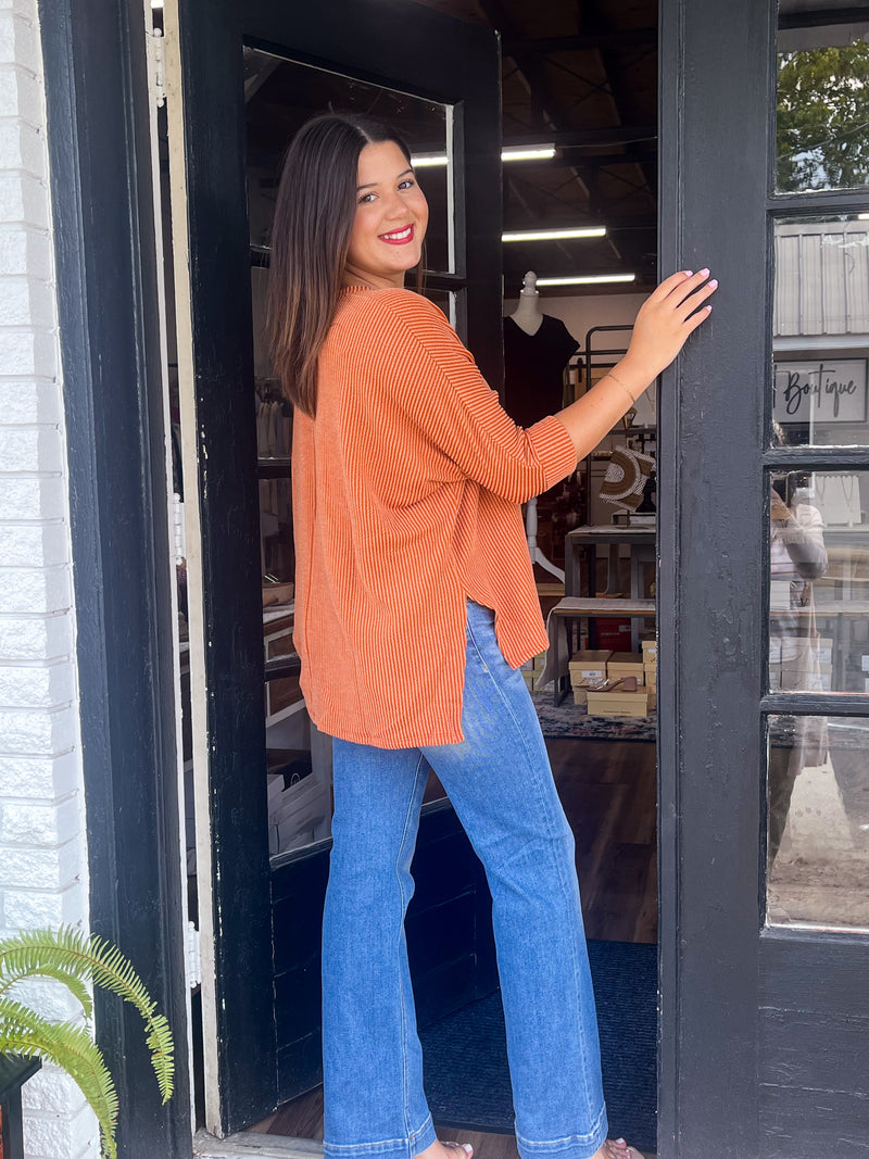 Textured Line Hi-Low Hem Folded Sleeve V-Neck Top