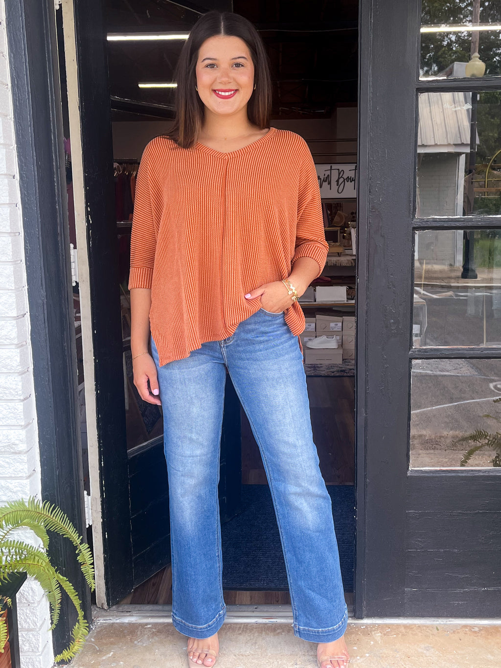 Textured Line Hi-Low Hem Folded Sleeve V-Neck Top